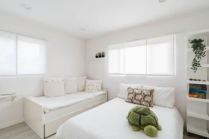 Spacious and Bright 5-bedroom Oasis Pool and Yard