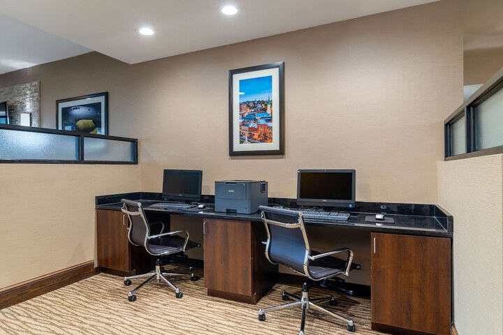 Business Center 41 of 43