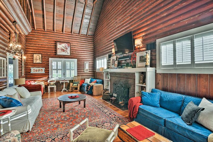 Lakefront Florida Retreat - Pool Table & Boat Dock