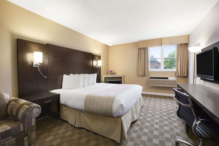 Days Inn & Suites by Wyndham North Bay Downtown