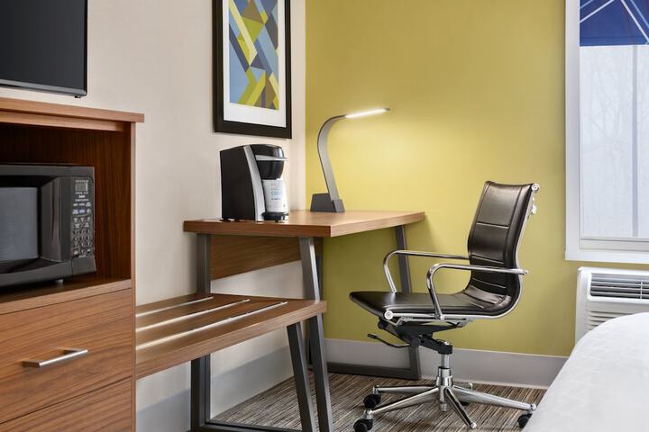 Holiday Inn Express & Suites Philadelphia - Mt. Laurel by IHG
