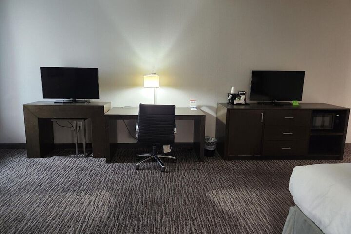La Quinta Inn & Suites by Wyndham Dallas Grand Prairie North