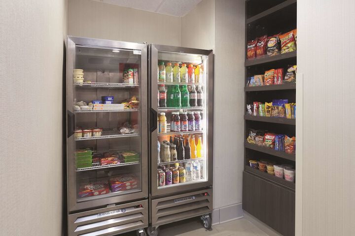 La Quinta Inn & Suites by Wyndham Jackson Airport / Pearl