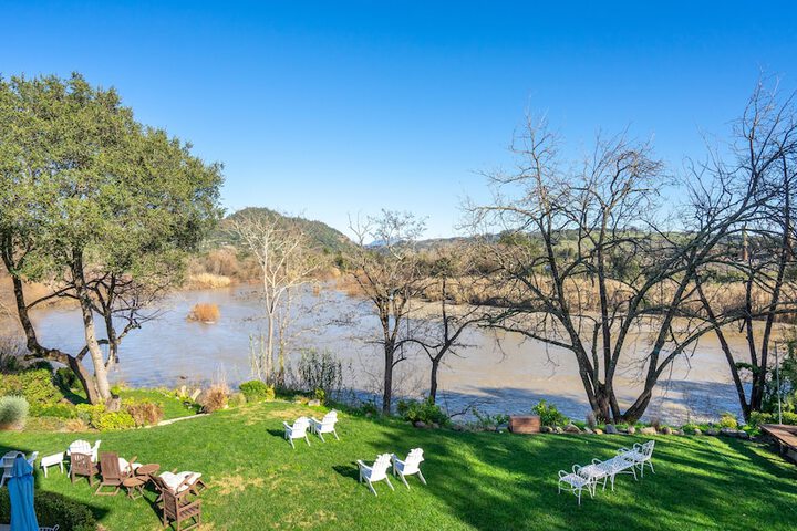 The River Belle Inn