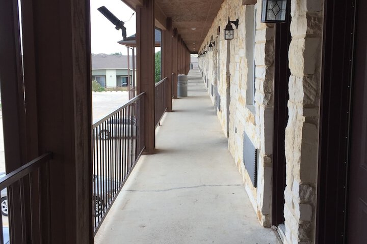 Pearsall Inn & Suites