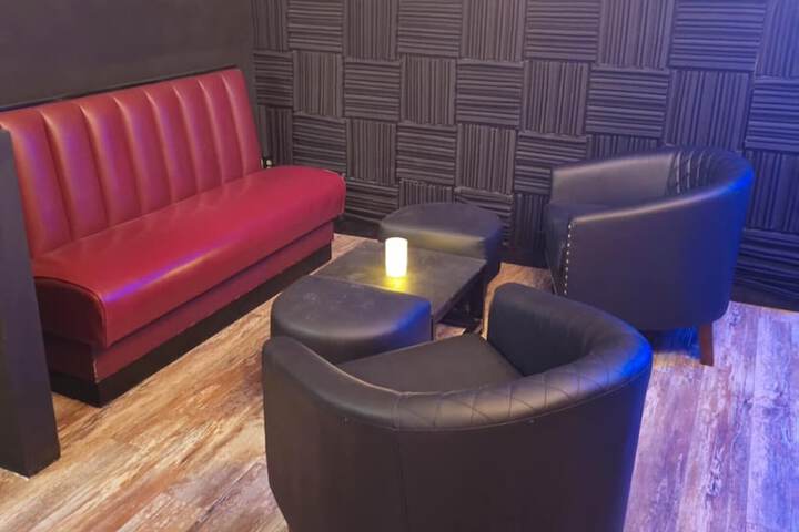 Lounge 27 of 40