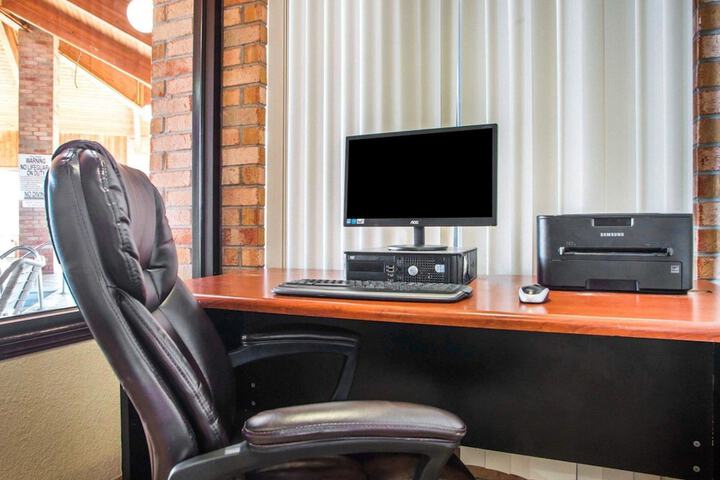 Business Center 34 of 37
