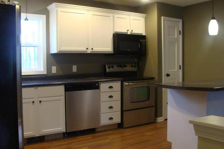 Beulah Land Guest House w / King Bed & Jacuzzi Tub
