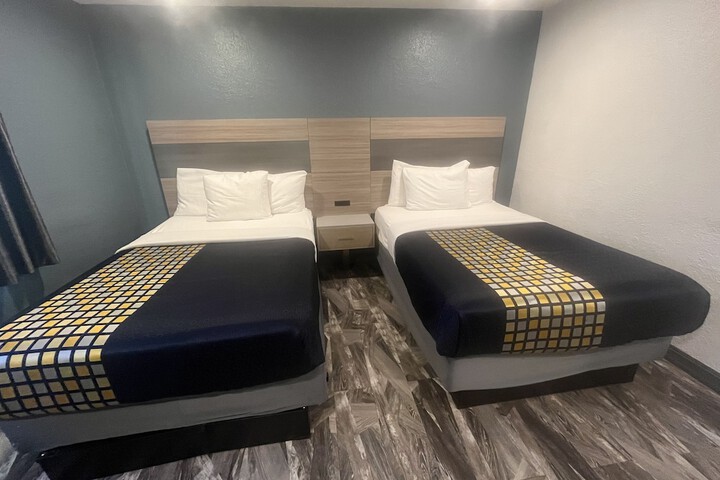Room 10 of 28