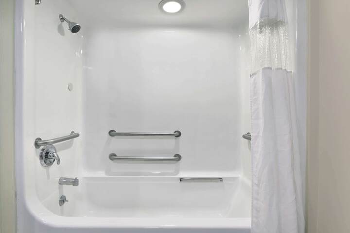Howard Johnson Hotel & Suites by Wyndham Allentown / Dorney