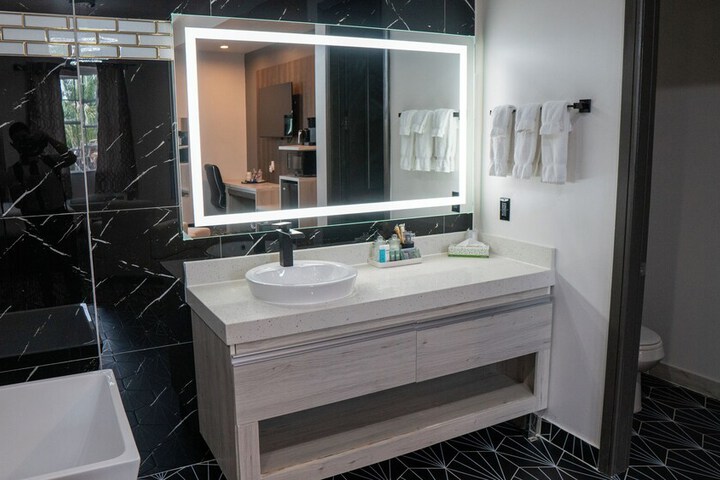 Comfeeni Inn and Suites