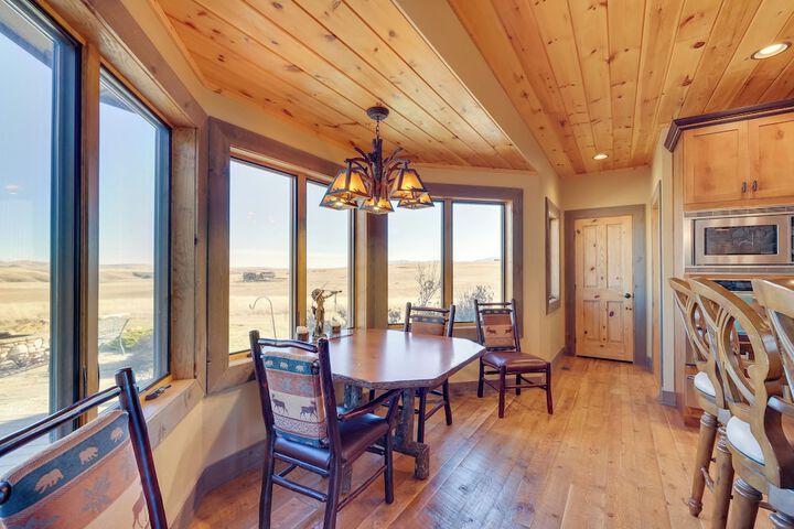 free Spirit Ranch w / Hot Tub & Mountain Views