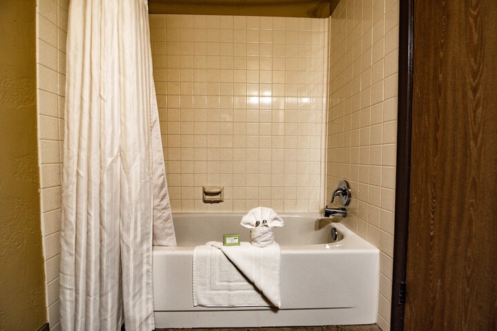 Room 32 of 69
