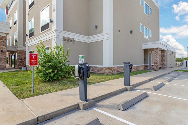 Best Western Plus Bay City Inn & Suites