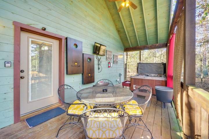 Hot Tub & Fire Pit: Cozy Cabin in Broken Bow!