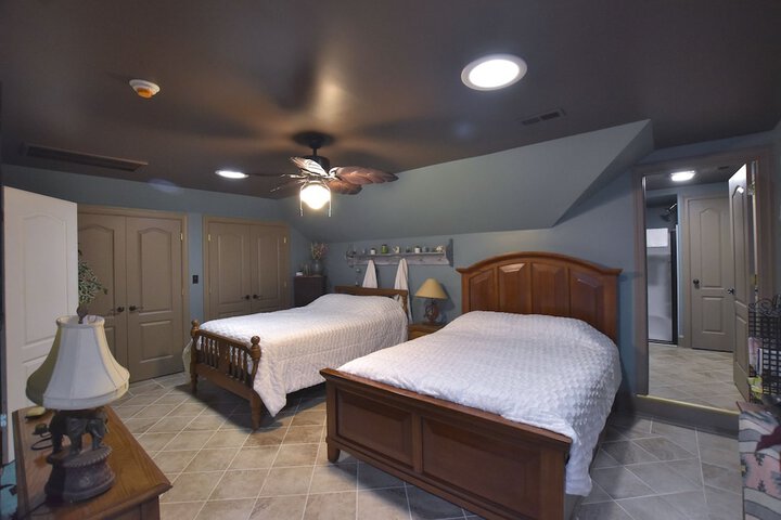 Room 42 of 75