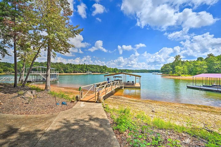 Upscale Family Home w / Dock on Lake Hartwell!