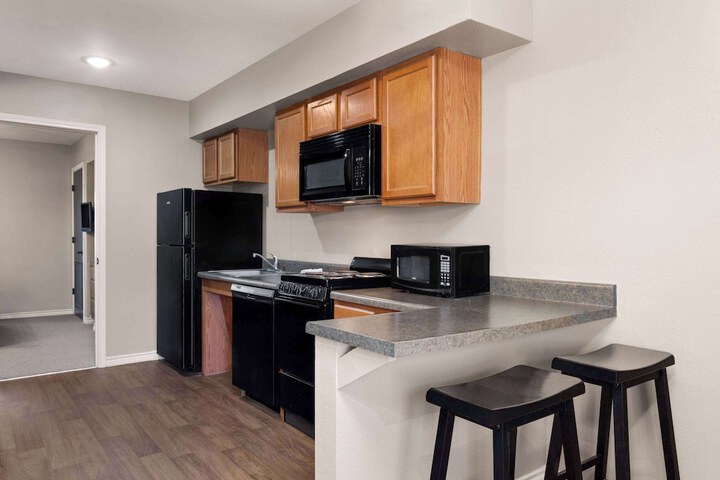 Eagles Den Suites Kenedy a Travelodge by Wyndham