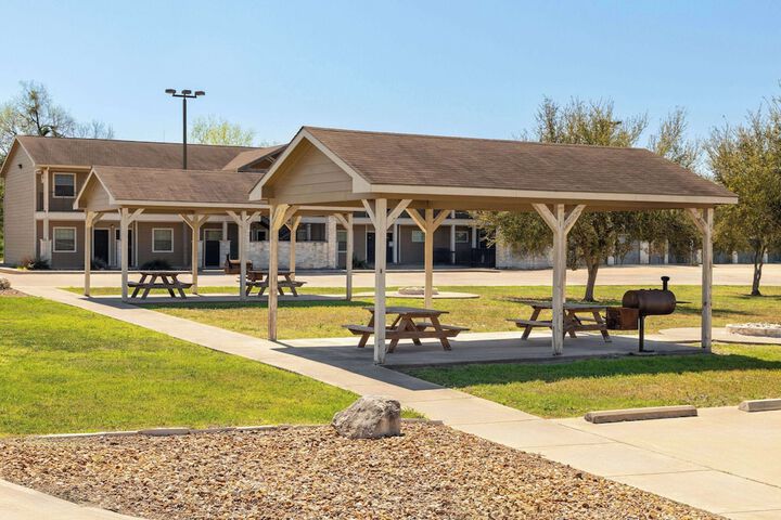 Eagles Den Three Rivers Texas a Travelodge by Wyndham
