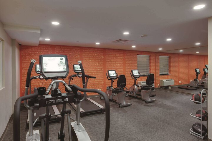 La Quinta Inn & Suites by Wyndham Detroit Metro Airport
