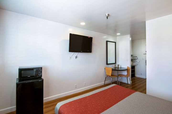 Room 10 of 27