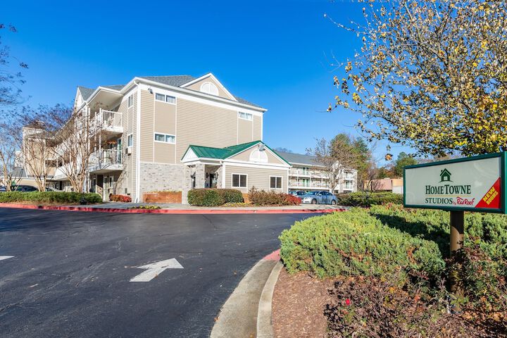 HomeTowne Studios by Red Roof Atlanta - Chamblee