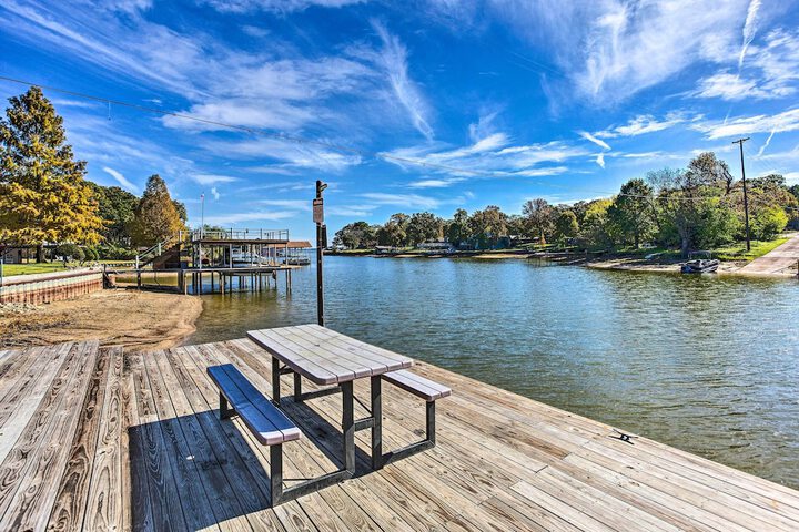 Walk to Cedar Creek Reservoir: Home w / Fire Pit!