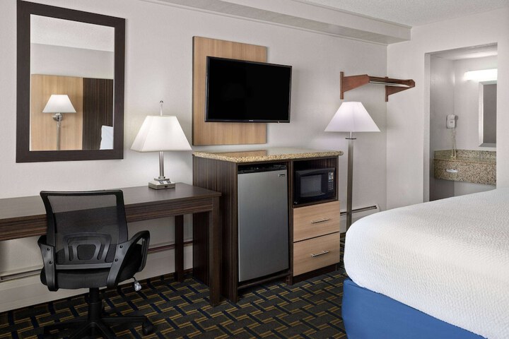 Days Inn by Wyndham Tonawanda / Buffalo