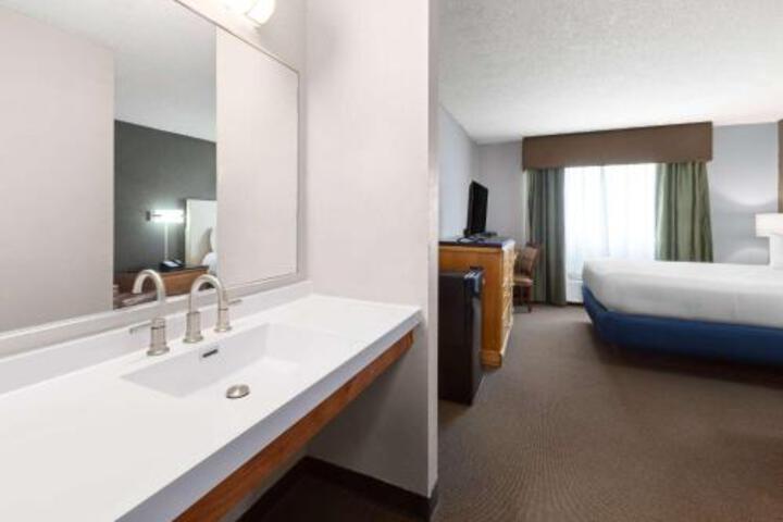 Smart Choice Inn and Suites