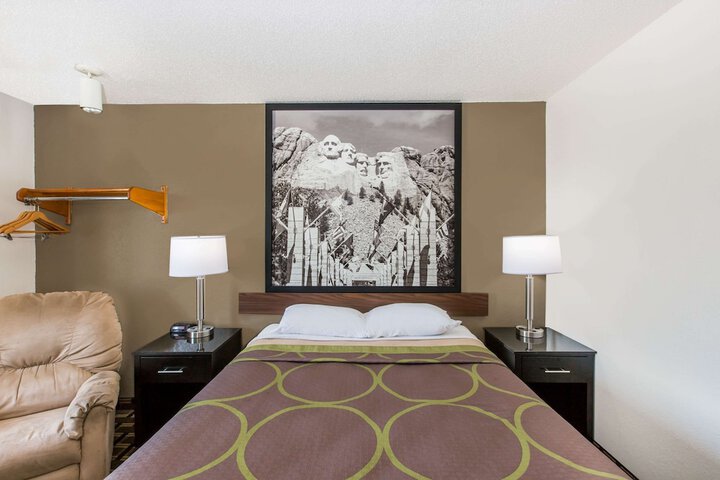 Room 9 of 16