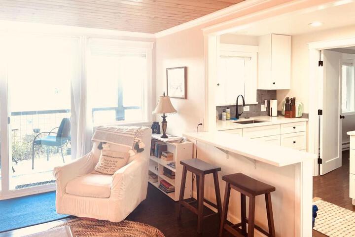 Puget Sound Chic Romantic Cottage with Private Beach Access & Gated Entry