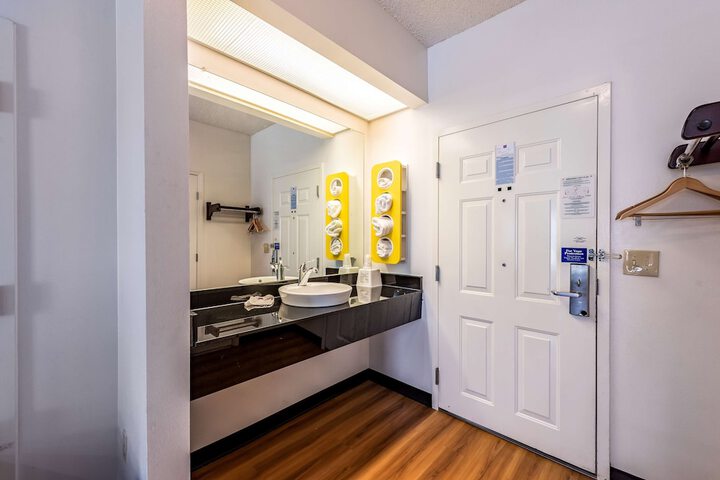 Room 16 of 33