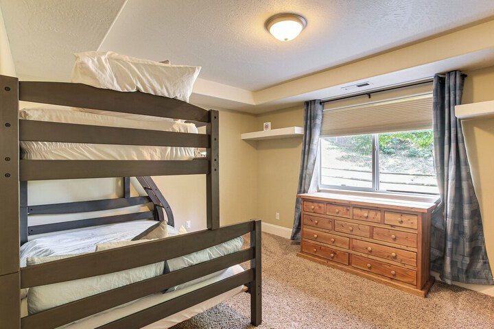 Rathdrum Home w / Hot Tub: Steps to Beach Access!