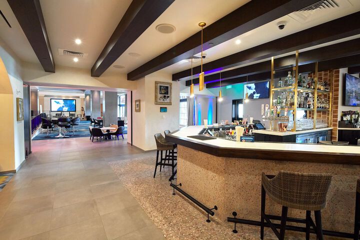 Lounge 54 of 64