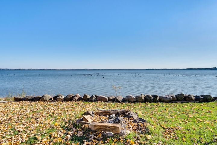 Lakefront Edgerton Cottage w / Deck & Grill!