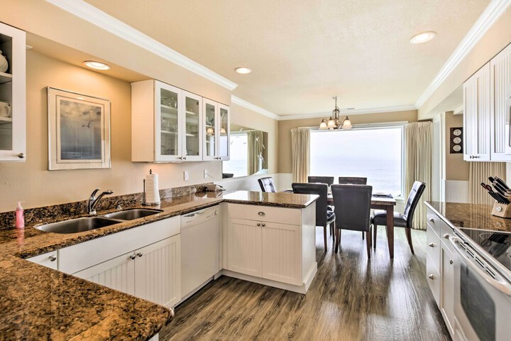 Beachfront Condo w / Patio & Views - Walk to Shore!