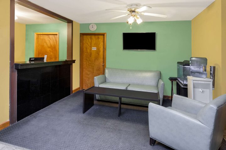 Super 8 by Wyndham Stevensville / St. Joseph