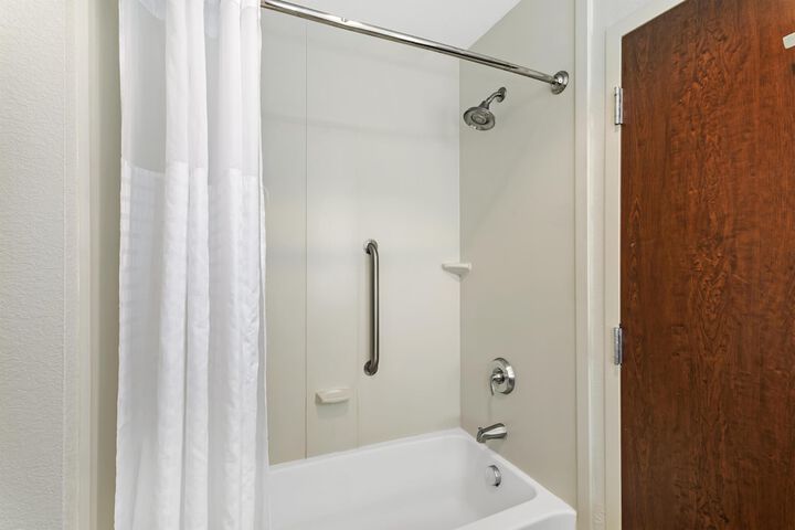 Best Western Plus Chain of Lakes Inn & Suites