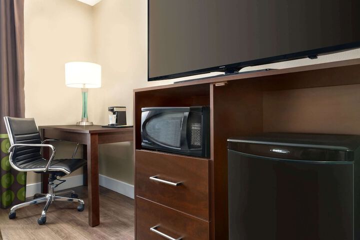 Super 8 by Wyndham Ajax / Toronto On
