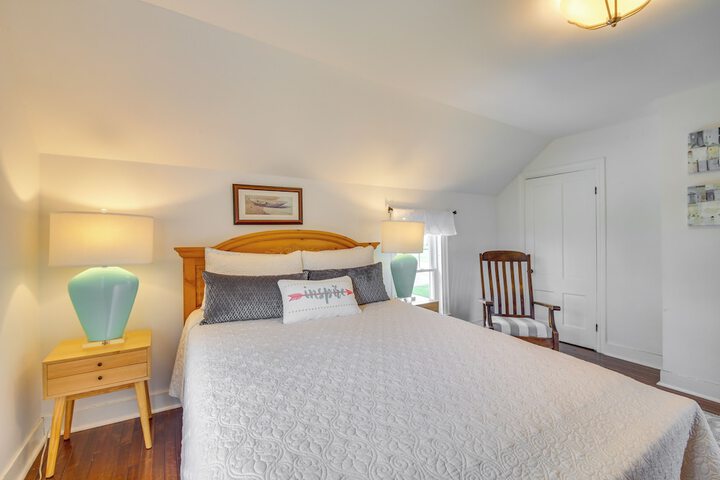Rockland Home w / Deck 5 Mins to Historic Downtown!