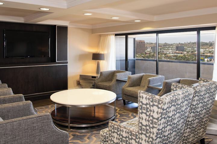 Lounge 104 of 114