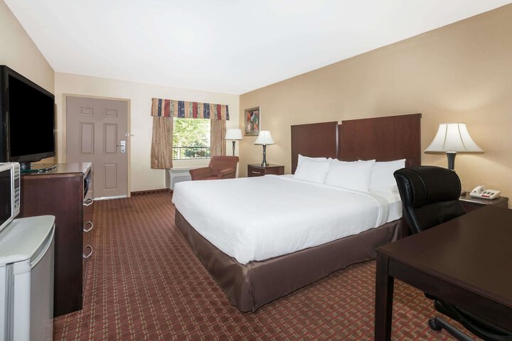 Room 6 of 9