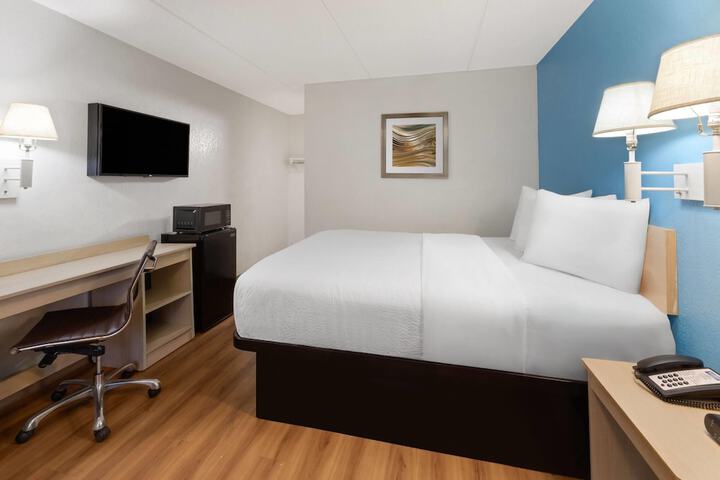 Travelodge by Wyndham Madison Heights MI