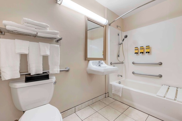Best Western Plus Lake Elsinore Inn & Suites