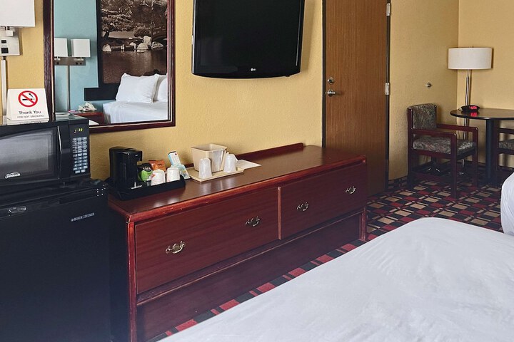 Room 7 of 10