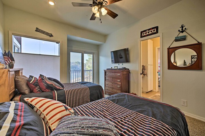 Lakefront Retreat w / Dock & Beach: 2 Miles to Golf
