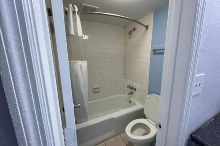 Room 7 of 10