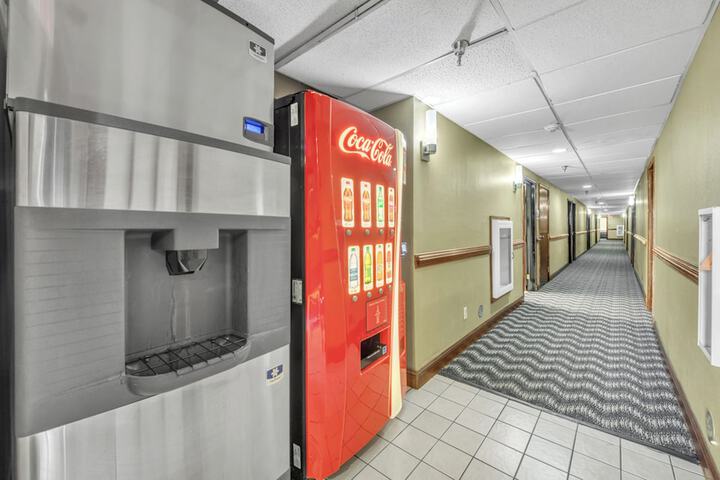 Ballroom/Hall 33 of 40