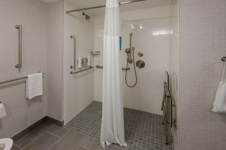 Hampton Inn & Suites Fredericksburg-at Celebrate Virginia