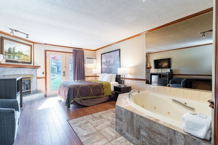 Super 8 by Wyndham Gananoque / Country Squire Resort